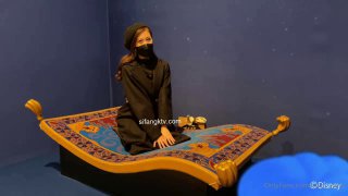 少女在洗衣房里接受肛塞并被肛交